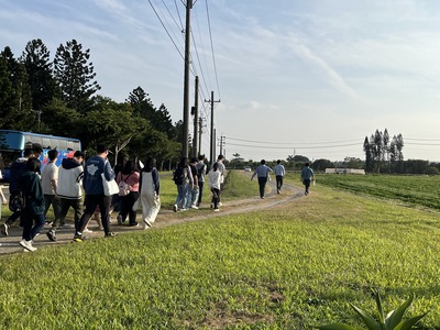 前往田間參觀